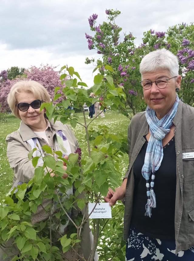 two grannies holding card
